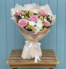 Букет цветов из:  Гвоздики, Орхидеи и Розы в Чесма