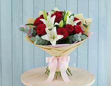Букет цветов из:  Лилии и Розы в Чесма
