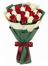 Букет Микс из красных и белых роз в Чесма