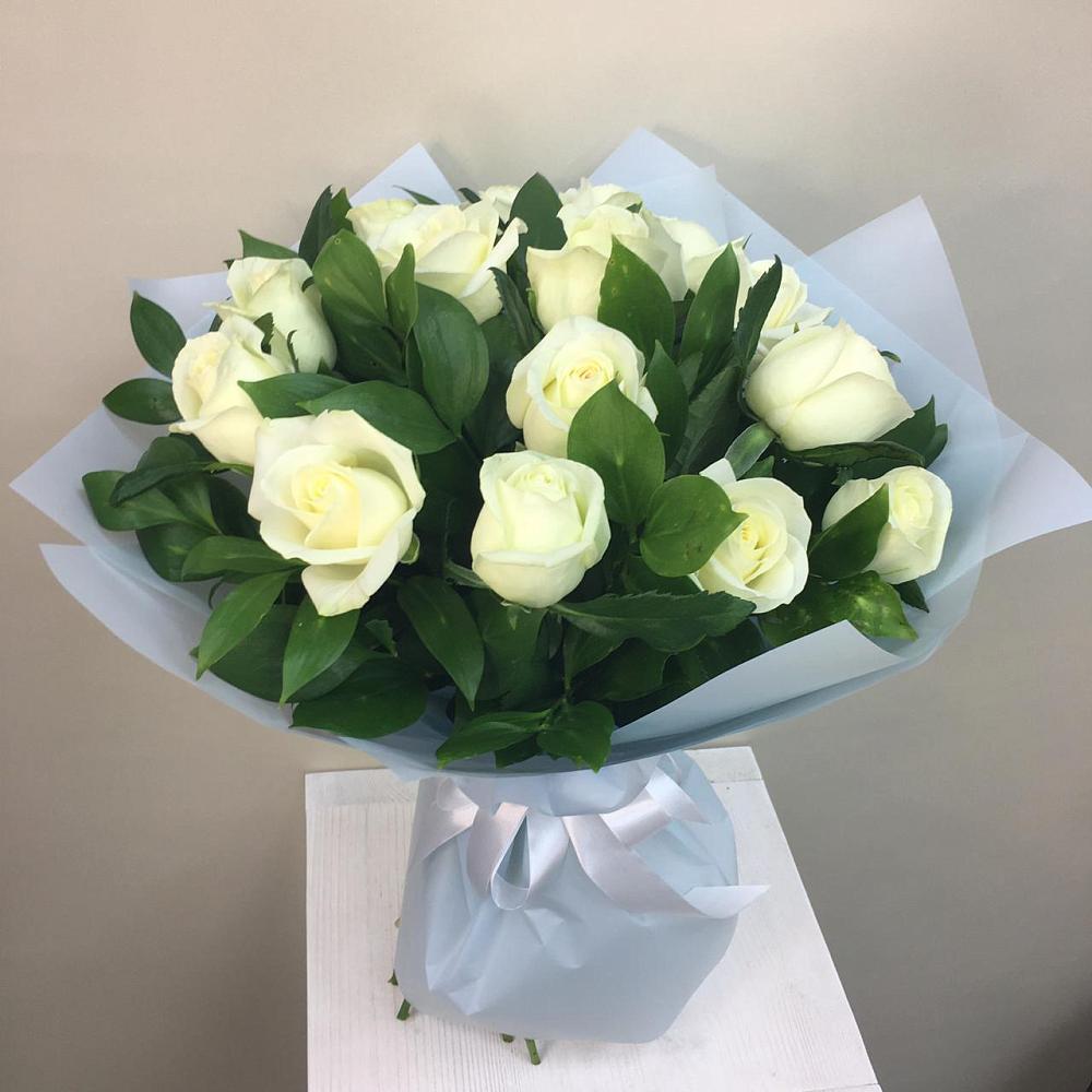 Букет 15 Белых роз Проуд в Чесма
