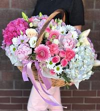 Цветочная композиция из Розы, Хризантемы, Пионы и Лизиантусы в корзине в Чесма