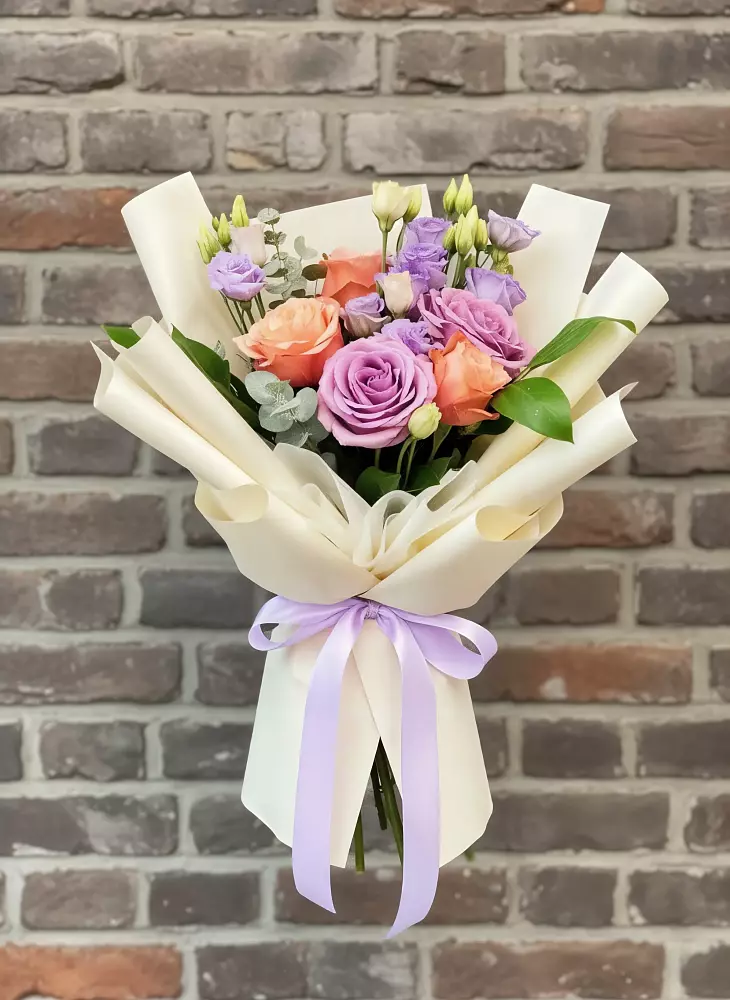 Букет цветов из: Лизиантусы и Розы в Чесма