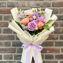 Букет цветов из:  Лизиантусы и Розы в Чесма