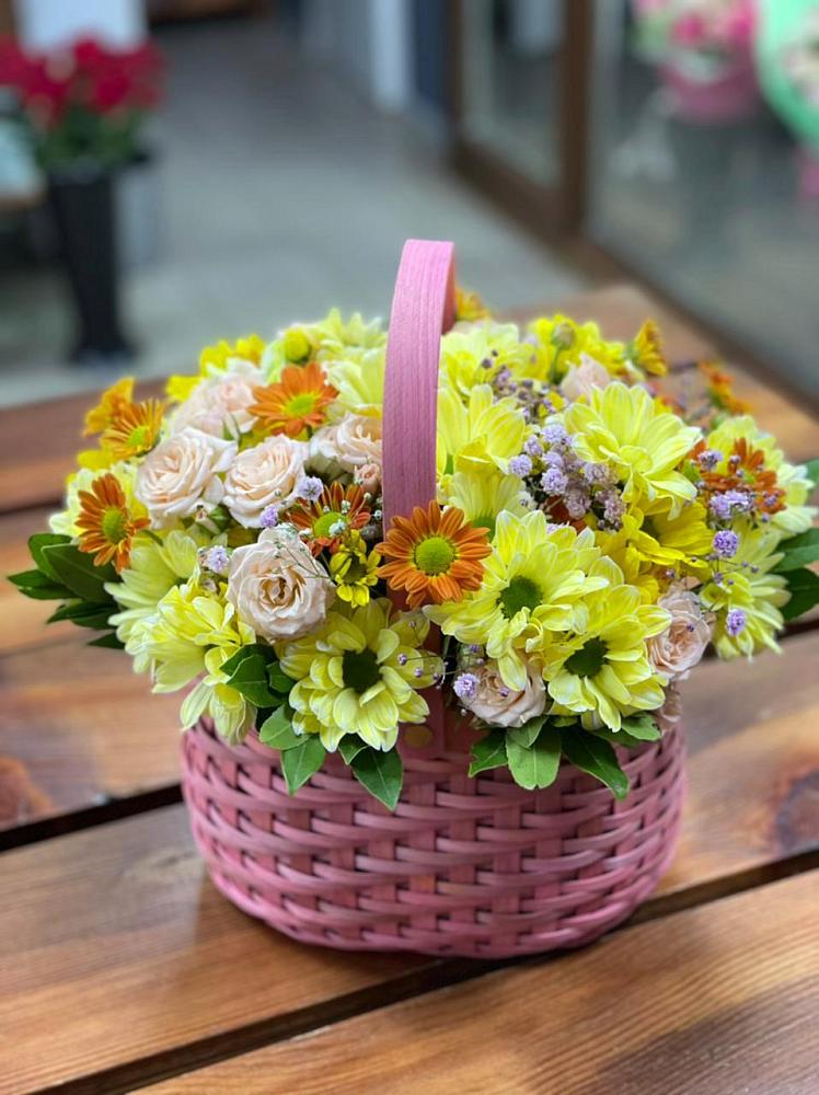 Цветочная композиция из Хризантемы и Розы в корзине в Чесма