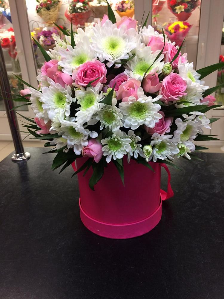 Цветочная композиция из Розы и Хризантемы в шляпной коробке в Чесма