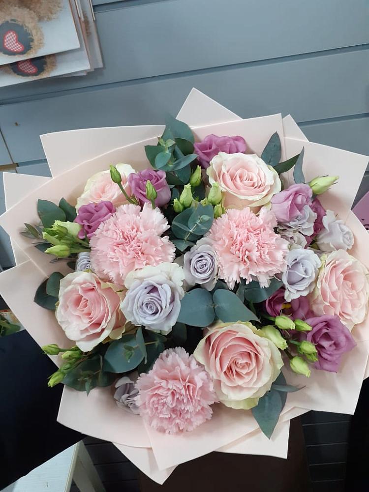 Букет цветов из: Розы, Гвоздики и Лизиантусы в Чесма