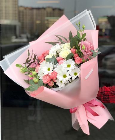 Букет цветов из: Розы, Лизиантусы и Хризантемы в Чесма
